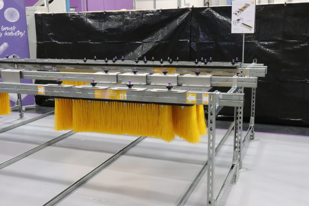 Cottam was approached by a leading UK online retailer with a clear objective: to replace the standard bow rollers used in their packaging machinery. These existing rollers were failing to sufficiently reduce creases in plastic bags as they come off the coil.